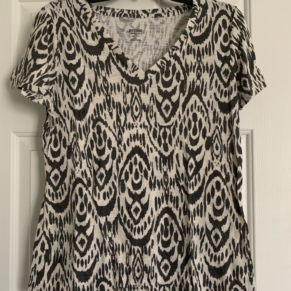 Mossimo V-neck t-shirt